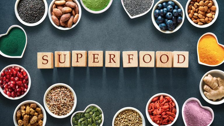 Superfoods w kosmetyce Jak awokado, miód i kurkuma mogą odmienić Twoją pielęgnację